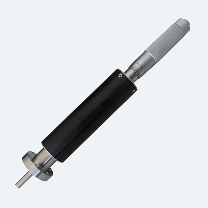 Micrometer precision linear feedthrough