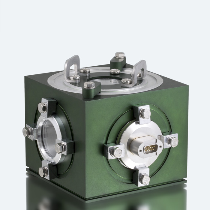Cubic vacuum chamber made of anodized aluminum