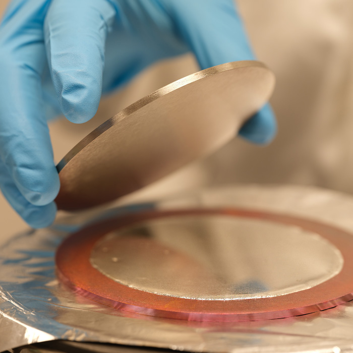 Montage à l'indium d'une cible de pulvérisation sur un support en cuivre